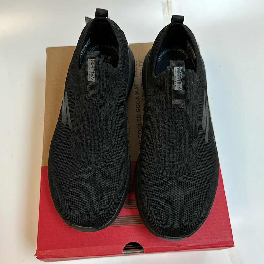 BRAND NEW NEVER WORN. SKECHERS PERFORMANCE WOMANS BLACK SIZE 5.5/6 RUNNING SHOES